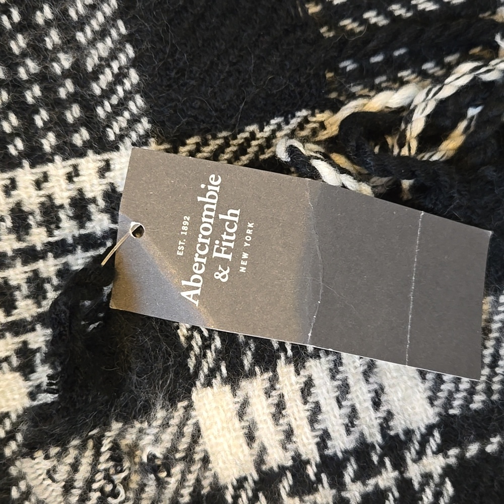 NWT Abercrombie & Fitch Black/White Fringed Oversized Blanket Scarf/Shawl - Picture 2 of 6